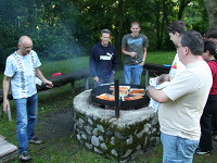 Das erste Grillgut ist aufgelegt!