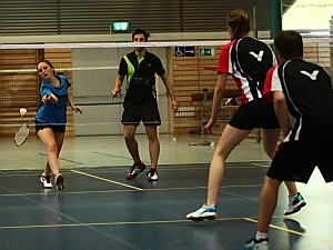 Solveigh Berg/Marco Wei (hinten) gegen Steffi Vogel/Simon Schneider im Mixed der B-Klasse