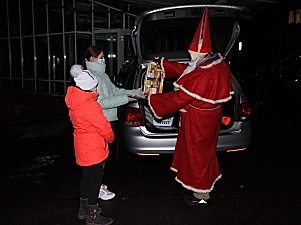 der Nikolaus vor der Halle