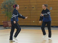 Jessica und Thamara beim Aufwärmen in Unterföhring